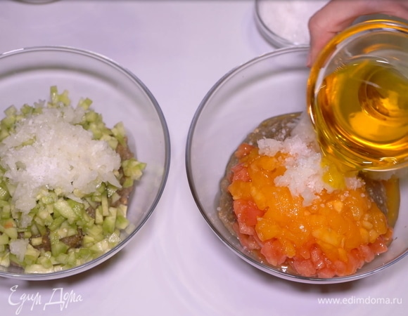 Наливаем растительное или оливковое масло, а еще лучше кукурузное и перемешиваем.