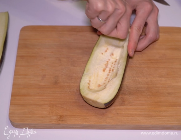 Разрезаем баклажаны вдоль на две части и вынимаем мякоть из каждой половинки.