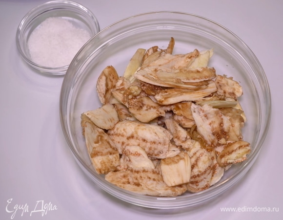 Чтобы избавить эту нежную часть баклажана от горечи, я ее солю и оставляю на 30 минут.