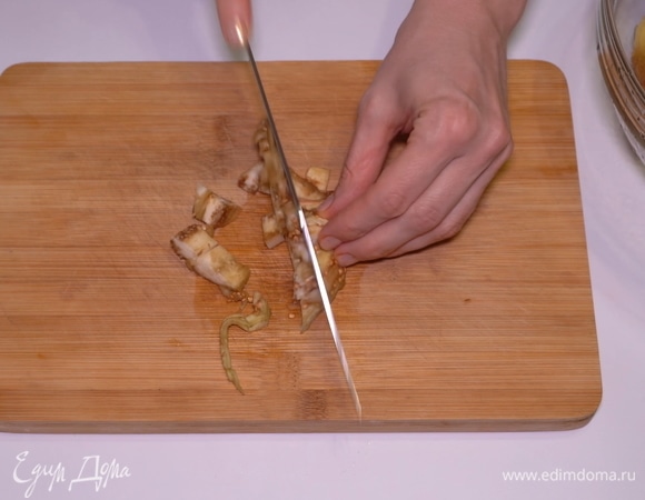 Теперь мякоть баклажана нужно мелко нарезать.