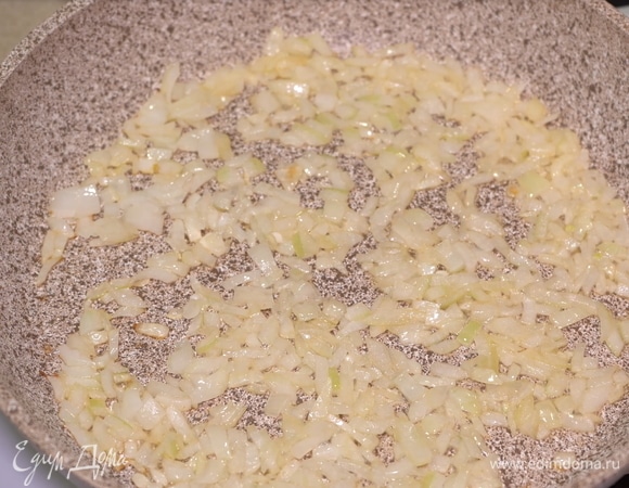 Помимо мякоти, нарезаем лук, перец и помидоры небольшими кубиками и готовим начинку. Обжариваем лук на растительном масле.