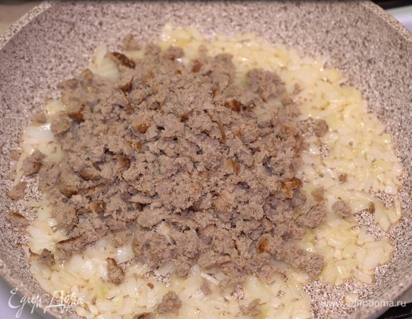 Добавляем фарш и тушим около 5 минут. Для начинки я использую обжаренный уже готовый смешанный фарш свинины и говядины. Это ускорит процесс приготовления блюда. Можете использовать обычный сырой фарш, блюдо в любом случае получается очень вкусным.