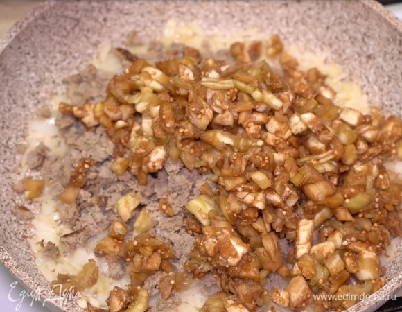 Отправляем на сковороду мякоть баклажанов и тушим еще 5 минут.