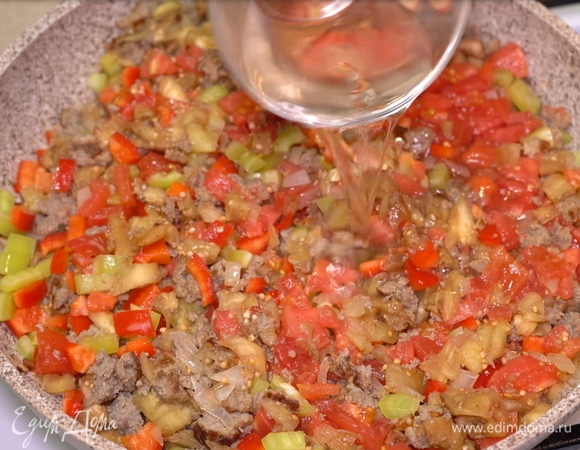 И наливаем наш главный ингредиент — белое полусухое вино. Тушим еще около 10 минут, не накрывая крышкой.