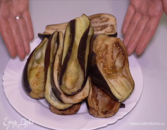 Начинка готова, нужно наполнить этой вкуснятиной половинки баклажанов. Но прежде я их отвариваю в кипящей подсоленной воде около 3 минут и даю полностью остыть.