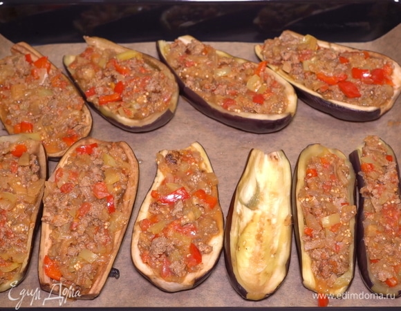 Плотно наполняю начинкой наши баклажанные лодочки.
