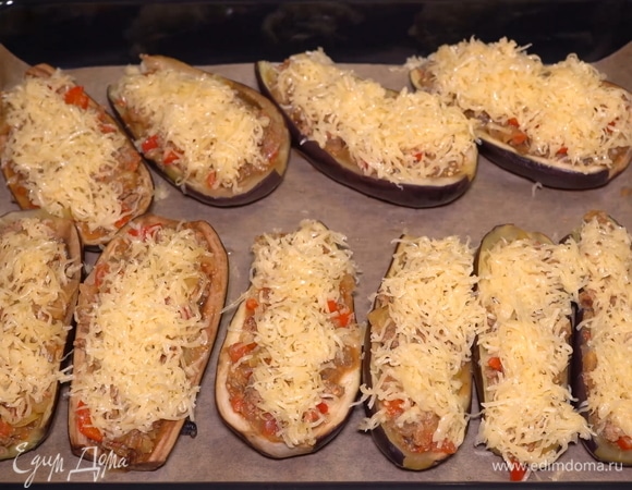 Посыпаю любимым тертым сыром. Затем ставлю в духовку и запекаю при 180°C в течение 30–35 минут.