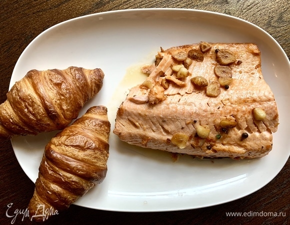 Два свежих круассана и запеченная семга. Рыбу можно класть любую, какая у вас есть.