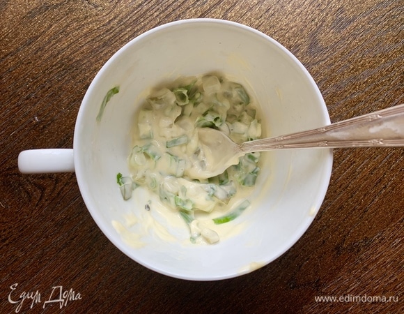 Огурец нарезать мелко, лук так же, добавить майонез, перец, хорошо размешать.