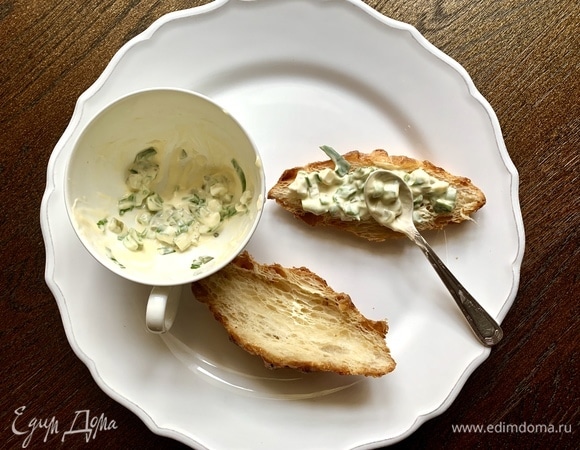 Круассан —пополам, намазываем соусом.