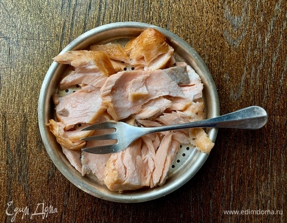 Рыбу — на небольшие кусочки и тоже в круассан.