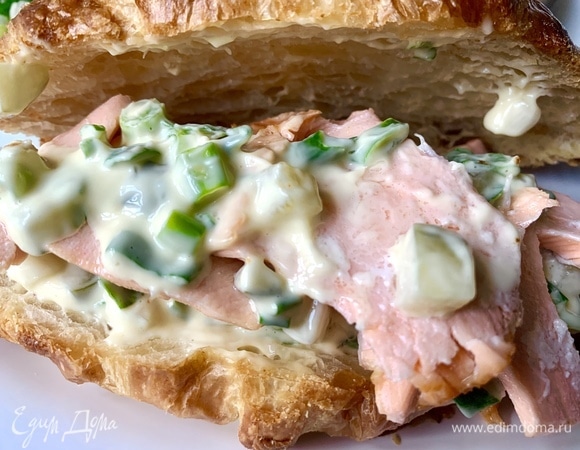 Сверху на рыбу так же — соус. Не жадничайте, это очень вкусно, он и много класть не нужно. Все в меру.