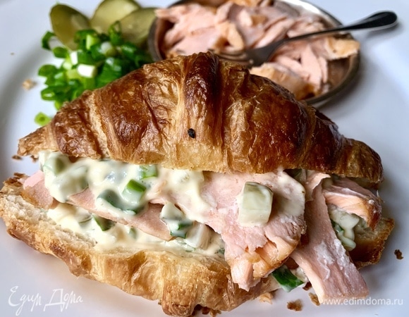 Подавайте сразу, чтобы круассан был хрустящий.