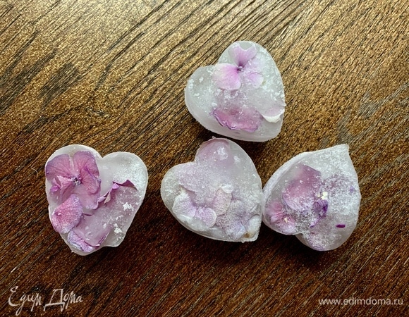 Лед. У меня с цветами, так замораживают мои дети.