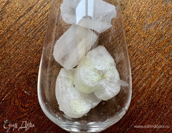 Кладу в бокал.