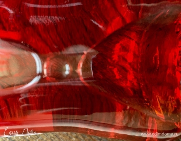 Наливаю биттер «Апероль». В ингредиентах его нет, я указал «апельсиновый ликер». «Апероль» продается в стеклянных бутылках с названием «Апероль». В данном случае это является базой коктейля.