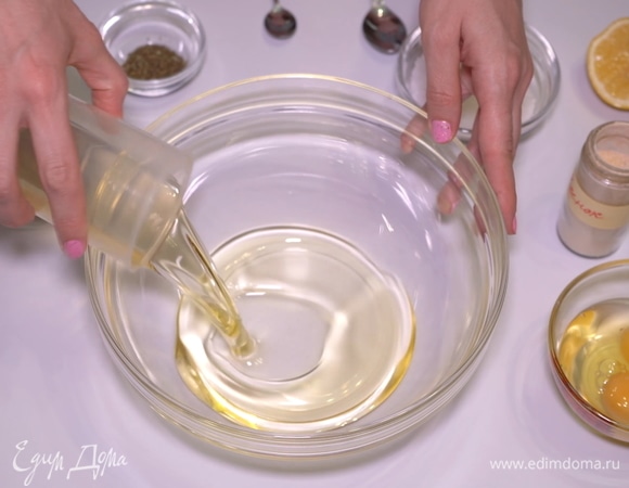 В глубокую миску выливаем 200 мл растительного масла. По желанию можно использовать оливковое.
