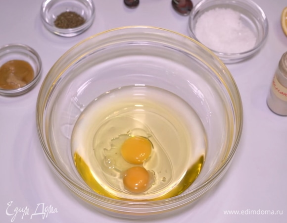 Отправляем сюда 2 яйца. Вместо двух яиц можете использовать одно, майонез в любом случае получается очень вкусным, намного вкуснее магазинного.