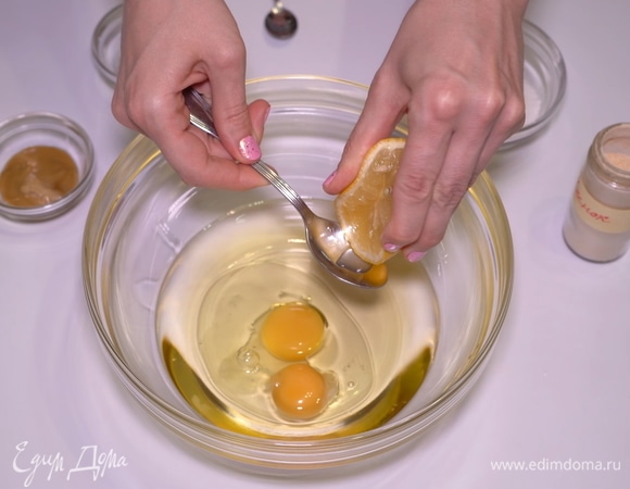 Добавляем 1 чайную ложечку лимонного сока.