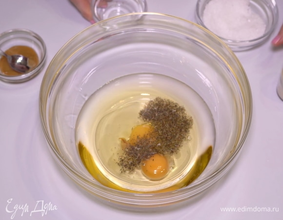 Из приправ я обычно добавляю половину чайной ложечки тимьяна (чабреца). Но это дело вкуса! Тимьян можно заменить на паприку или кориандр. Или можно не использовать приправы вообще.