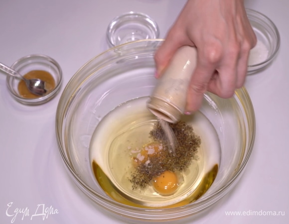 Добавляем немного молотого сушеного чеснока по вкусу.