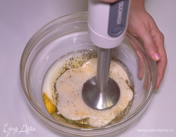 Погружаем в миску ручной блендер и очень аккуратно взбиваем все ингредиенты, не поднимая блендер первые 10–15 секунд, иначе вся масса будет очень жидкой, майонез не загустеет.