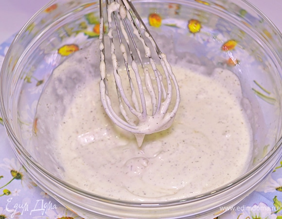 В завершении перемешиваем все компоненты венчиком. Иногда майонез получается очень густой, поэтому я разбавляю его 10% или 20% сливками. Вместо сливок можно добавить немного кипяченой воды комнатной температуры.