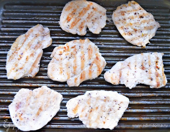 Замаринованные медальоны обжарьте на сковороде гриль с обеих сторон по 3 минуты, слегка прижимая филе лопаткой.