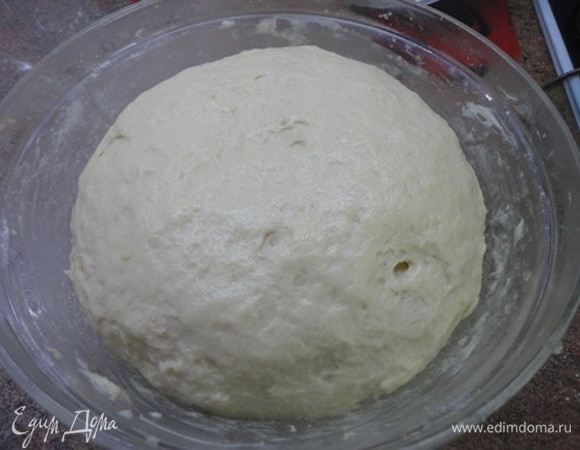 В опару доливаем молоко с солью. Добавляем взбитое с сахаром яйцо. Всыпаем муку, замешиваем тесто. Добавляем мягкое масло и продолжаем вымешивать 7–10 минут. Накрываем и даем увеличиться в два раза. Обминаем и опять оставляем для подъема.