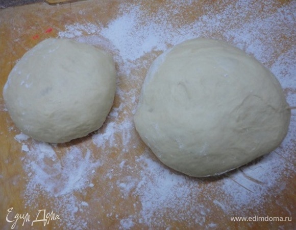 Тесто делим на 1/3 часть для украшения и 2/3 для основы.