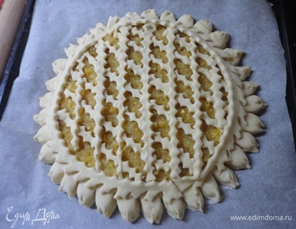 Выкладываем повидло. У меня яблочное, собственного приготовления. Оформляем решеткой.