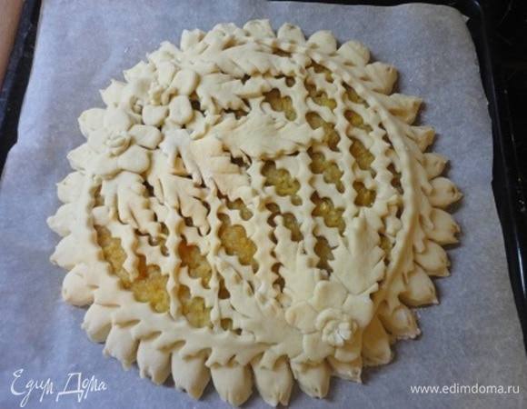 Далее украшаем по своему вкусу. Даем расстояться минут 30, смазываем яйцом и выпекаем 30–35 минут при температуре 180°C.