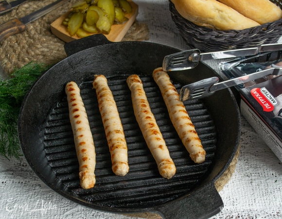 Нагреваем сковороду гриль 5–6 минут, кладем ошпаренную колбасу на разогретую сковородку, жарим по 3 минуты с каждой стороны.