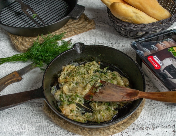 Репчатый лук режем тонкими полукольцами. Обжариваем лук в смеси сливочного и оливкового масла, солим, добавляем сахар и бальзамический уксус. Когда лук станет прозрачным, снимаем с огня, добавляем мелко нарезанный укроп.