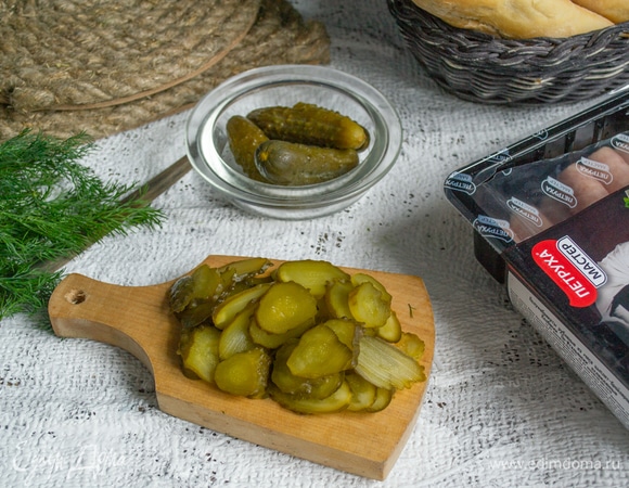 Маринованные корнишоны нарезаем тонкими ломтиками.