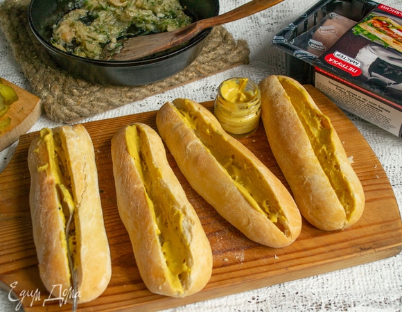 Щедро смазываем разрез горчицей.