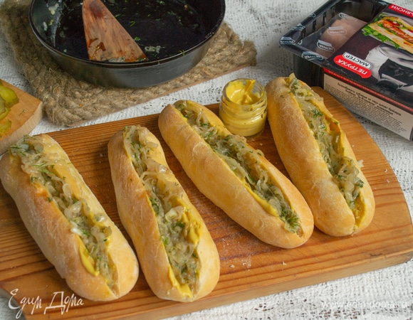 Делим лук на четыре части, кладем в каждую булочку порцию лука.