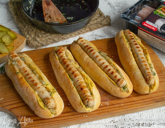 Теперь кладем колбаски, поджаренные на гриле.