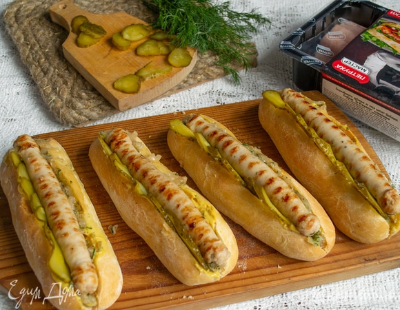 Добавляем нарезанные огурчики.