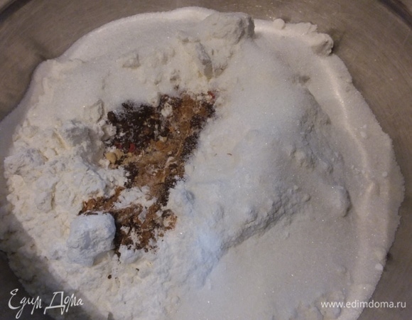 В миске смешать сухие ингредиенты, добавить специи.