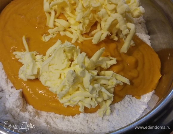 Теперь нужно соединить сухие и влажные ингредиенты, смешать и добавить масло. Замесить тесто. Ввести клюкву. Стоит заметить, что муки может понадобится больше (зависит от тыквы).