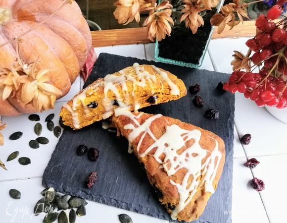 Сконы можно сдобрить помадкой. Ее можно сделать из шоколада, если растопить его со сливками или взбить размягченное сливочное масло с сахарной пудрой и сливочным сыром. Если она покажется слишком густой, добавьте немного молока. Но помадка не должна быть слишком жидкой.