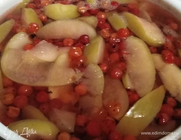 Засыпать сахар. Кипятить компот еще 10 минут.