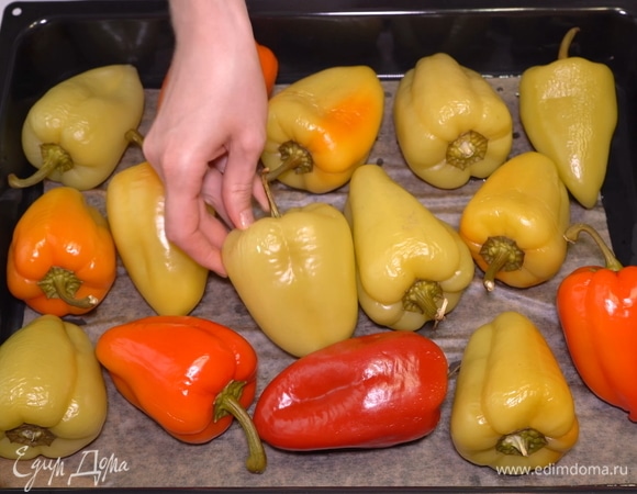 Готовые перцы нужно остудить и очистить от кожицы и семян.