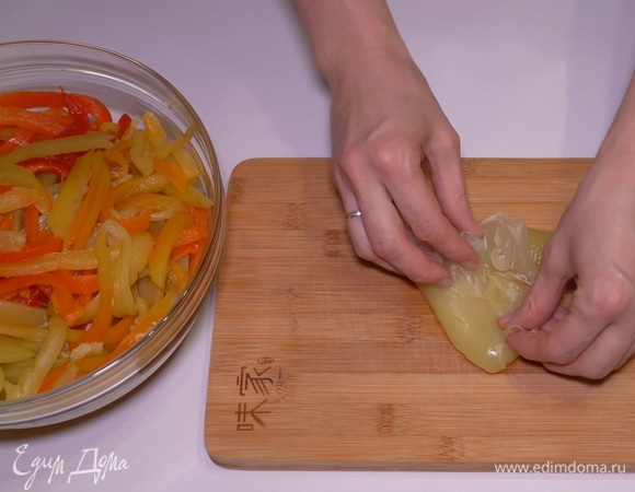 Перцы получаются сочными и слегка хрустящими. Если их недопечь, они будут сыроватые и шкурка будет плохо чиститься. А если перцы передержать — они станут слишком мягкими, переваренными, вернее перепеченными.