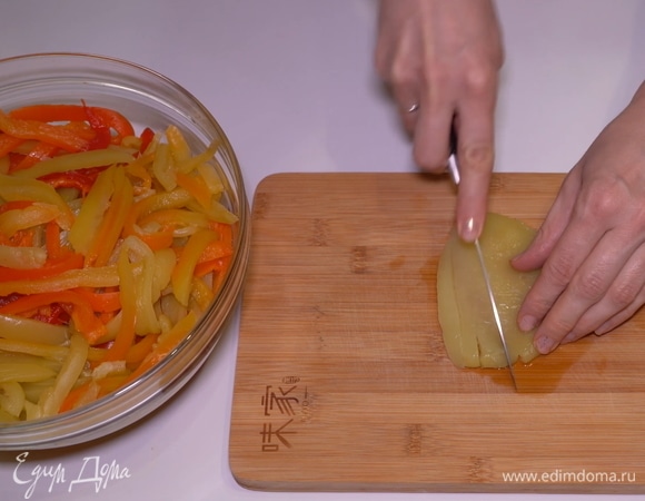 Нарезаю почищенные печеные перцы тонкими полосками.