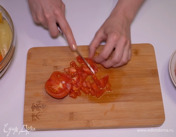 Нарезаем помидоры кубиками. Иногда я добавляют в этот салат чайную ложечку сахара, но предпочитаю использовать сочные сладкие помидоры, тогда сахар нам не понадобится.