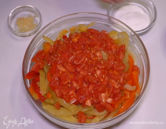 Отправляем помидорки к нарезанному запеченному перцу.