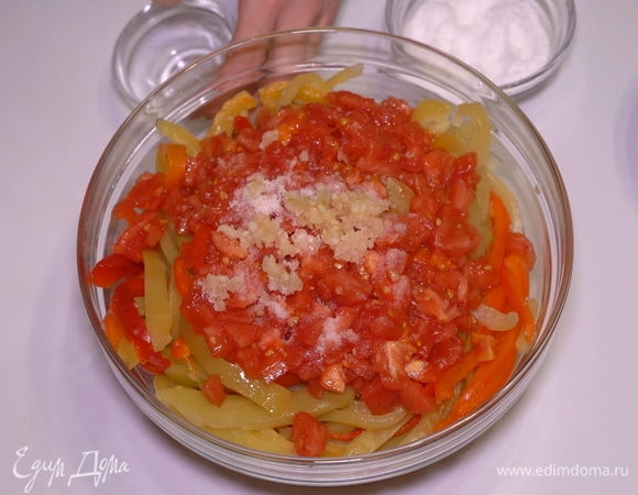 Добавляем чеснок, пропущенный через пресс.