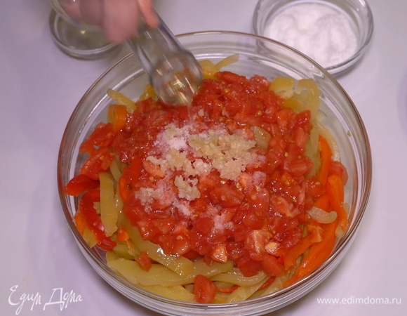 Заливаем оливковым или растительным маслом и перемешиваем.